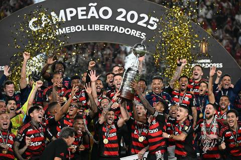 bet.winlogin - Flamengo's forward #27 Bruno Henrique (R) and Uruguayan midfielder #10 Giorgian de Arrascaeta (L) lift the the trophy with teammates after winning the all Brazilian Copa Libertadores final football match between Palmeiras and Flamengo at Monumental 'U' Marathon stadium in Lima on November 29, 2025. (Photo by Luis ACOSTA / AFP)